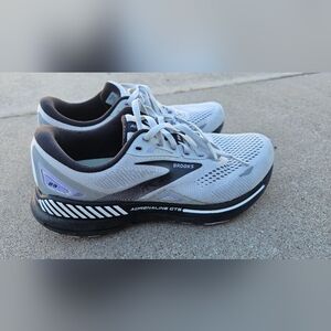 WALKING SHOES, WORK SHOES.Brooks Adrenaline GTS23